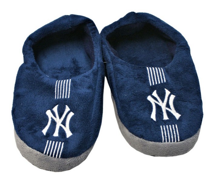 Forever Collectibles New York Yankees Slippers - Youth 4-7 Stripe (12 pc case) CO